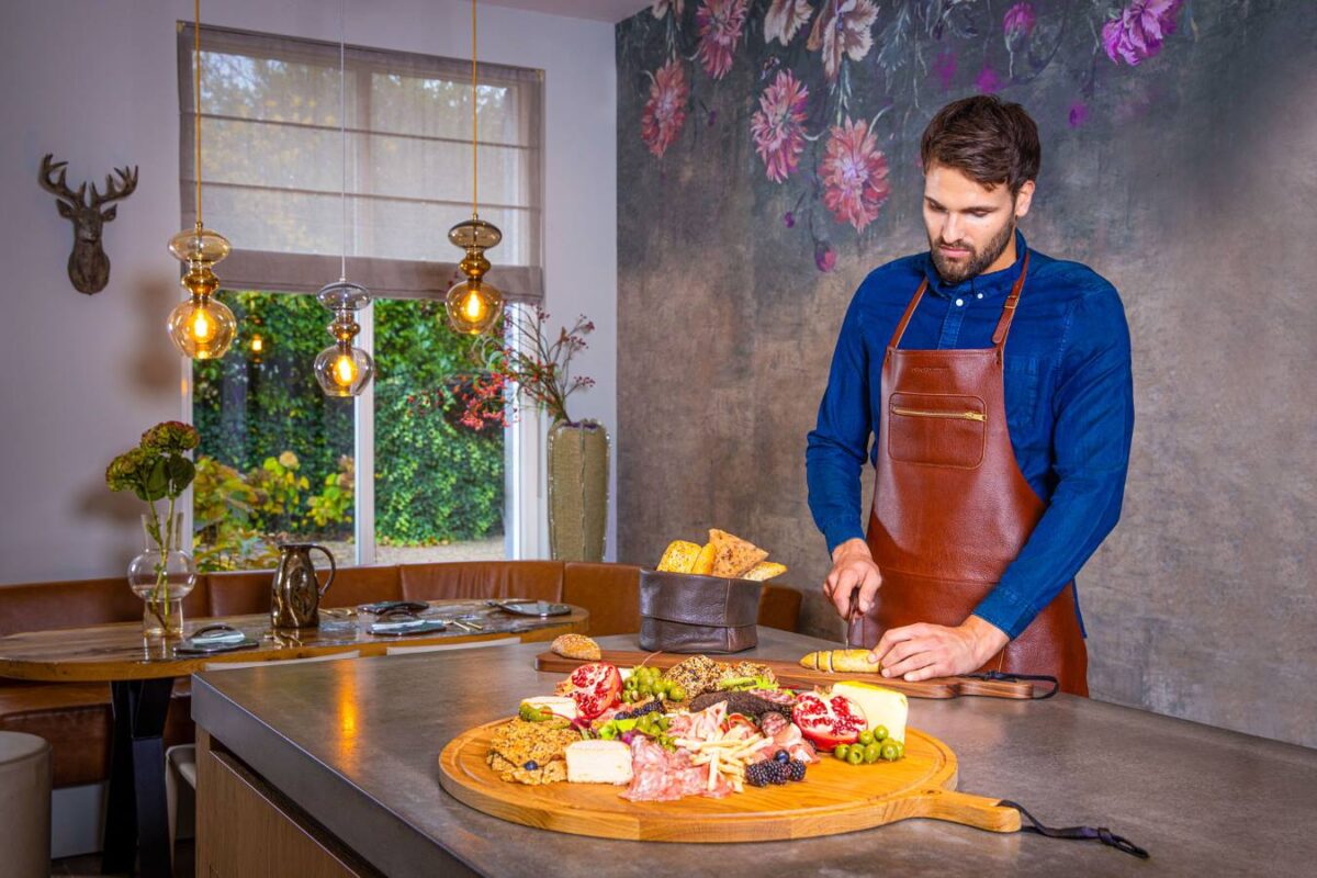 lifestyle KT dutchdeluxes apron zipper brown bread boards AA CL CB 01 LR