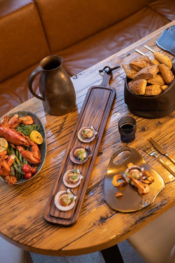 lifestyle KT dutchdeluxes bread board lola ben carafe CBST BPC T P 00 LR