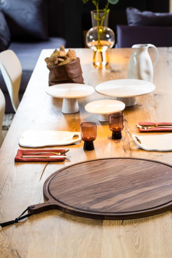 lifestyle KT dutchdeluxes ceramic white bread board walnut CBR 03 LR