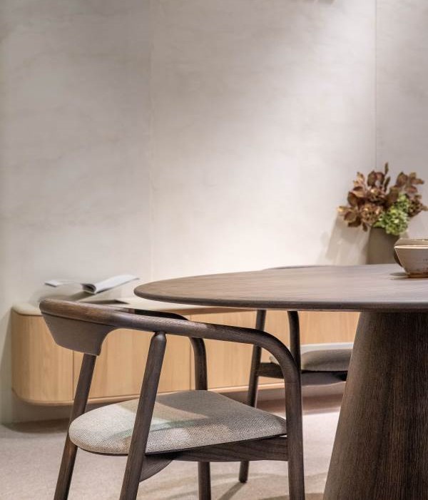 Tafel en stoelen walnut Micha