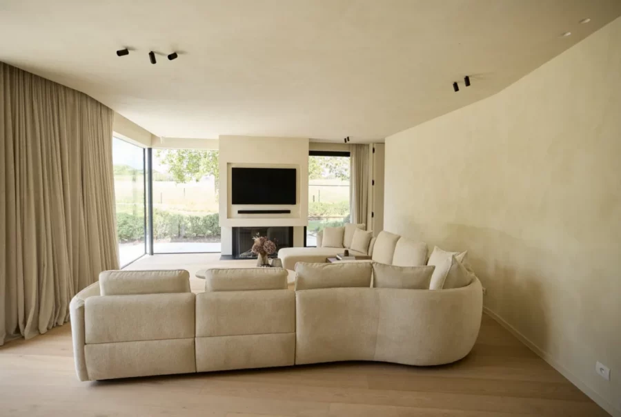 Kleuradvies voor totaalrenovatie in regio Dendermonde met warme ton-sur-ton tinten.